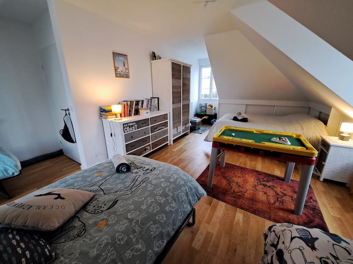 La chambre famille avec 3 lits simples (dont 2 en lits gigogne) et 1 lit double