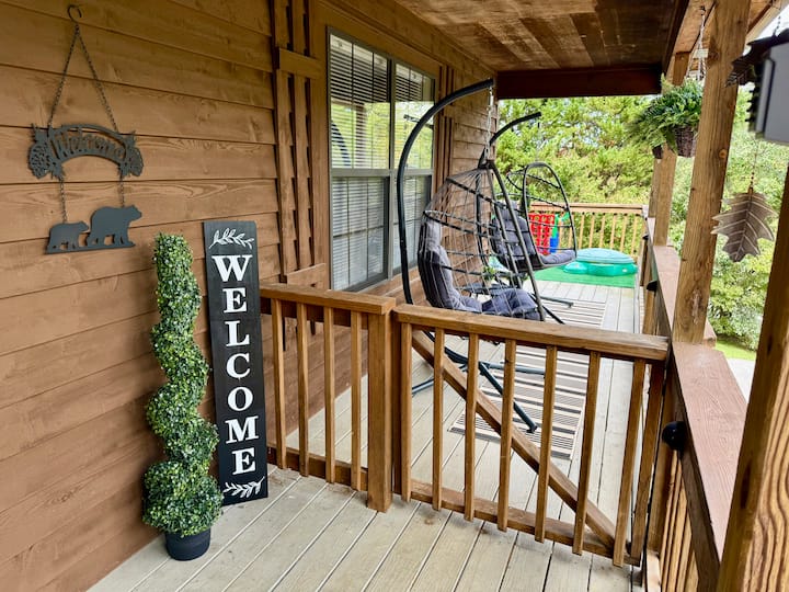 Huge Deckpooltablearcadefencedyardhot Tuboutdoorplaykids Friendlypetsok - Gatlinburg, TN
