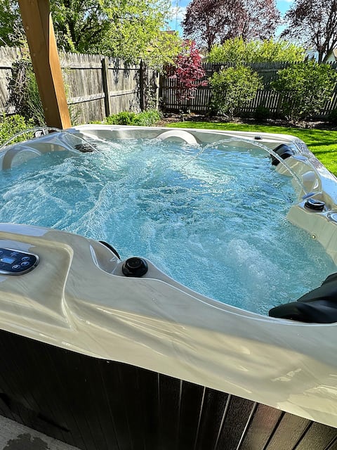 Lakeview Beach Bungalow - With outdoor Hot Tub!