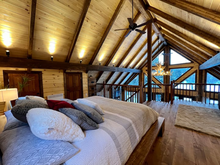 Красива и супер удобна главна спалня на мецанина с двойно легло и самостоятелна баня.

Гледките са просто НЕВЕРОЯТНИ!  
Определено любимата ни стая! 