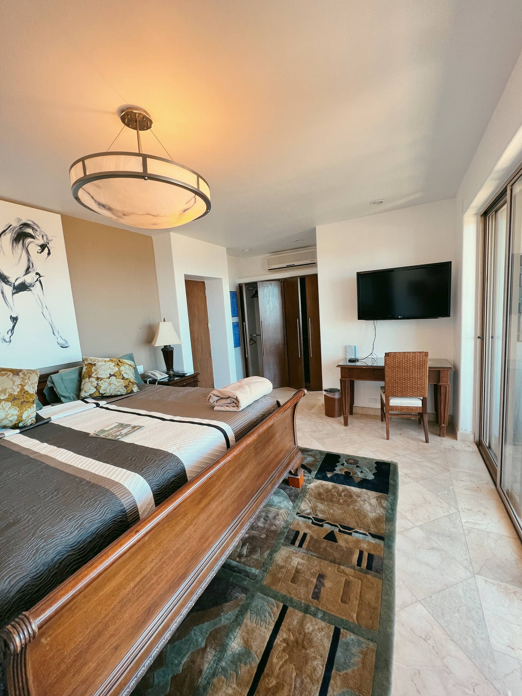Queen suite with direct terrace access