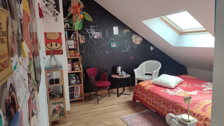 Una cama 140.
Esta habitación es a la que se accede subiendo por la escalera que conduce a la zona privada.
Da acceso al dormitorio principal y al baño.
Está muy luminosa. La ventana Velux da al lado de la calle.