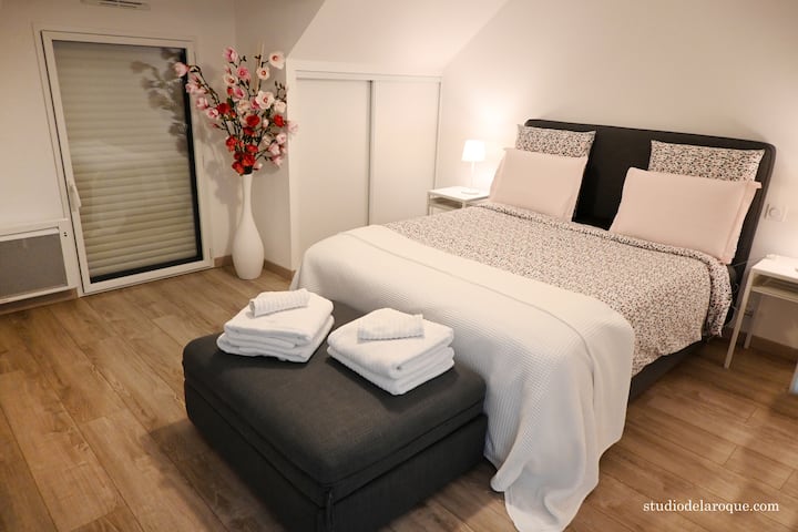 二楼卧室，配备优质床160x 200。
一张单人床的暖气。