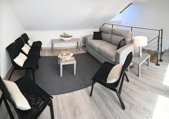 二楼的客厅配有高端可转换两张床。