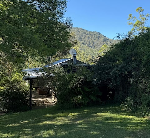 Wilderness Cottage Creek & Mountains -Dogs Welcome