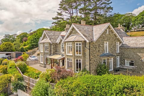 Luxurious 8-BR Welsh Retreat