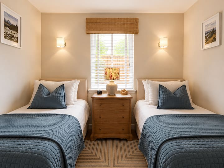 Ground floor twin bedroom.