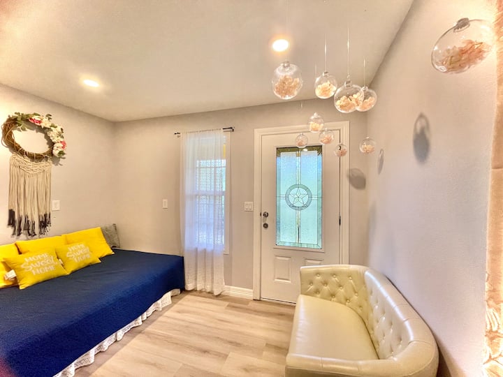 منطقة غرفة النوم رقم8 - زاوية نوم بسرير مزدوج وأريكة أميرة في الطابق العلوي بجانب الشرفة الجانبية.  مناظر جميلة للاستمتاع بفنجان من القهوة يجلس على الكراسي المصنوعة من الخيزران على الشرفة. زاوية مثالية للتصوير الفوتوغرافي! تناسب أيضًا مرتبة هوائية. 