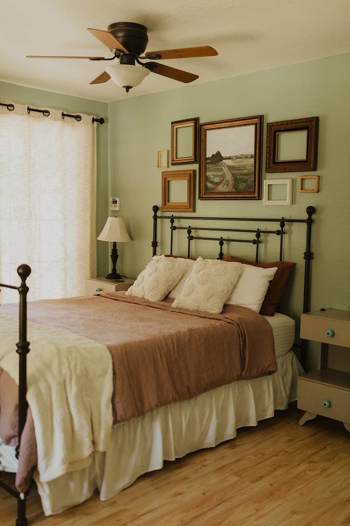 Ново двойно легло/матрак с мемори пяна върху рамката на обков за възстановяване в основната спалня