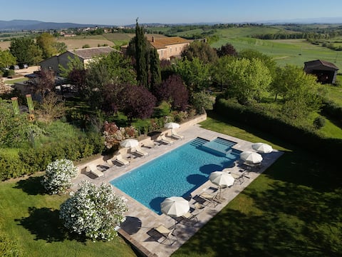Farmhouse Podere Il Moro in the nature of Siena