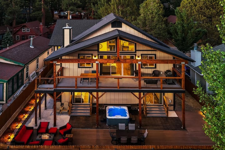 Located In Moonridge Near Skiing, Golfing, Hiking, & Zoo! Views! Central A/c! Hot Tub! Shuffleboard & Foosball Tables! - Big Bear Lake, CA