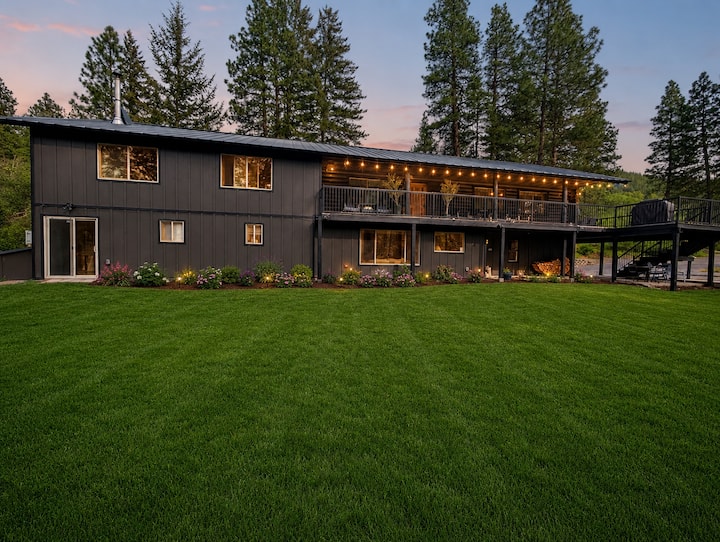 Luxury Modern Log Retreat On 3 Acres With Hot Tub, Theater, 2 Miles To Downtown - Leavenworth, WA