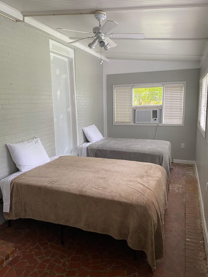 חדר השמש הוסב לחדר שינה עם שתי מיטות בגודל מלא על פי ההצעה של הקבלנים הרבים שהיה לי העונג לארח .
יש בו מזגן/חימום חדש של 12,000 btu. מאוורר תקרה. צבע חדש.
נוף יפהפה לחצר האחורית.