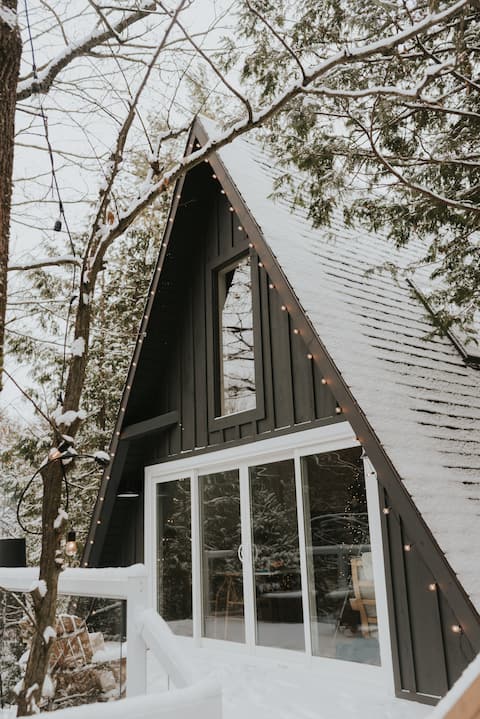 Aframe by babbling brook with sauna & hot tub