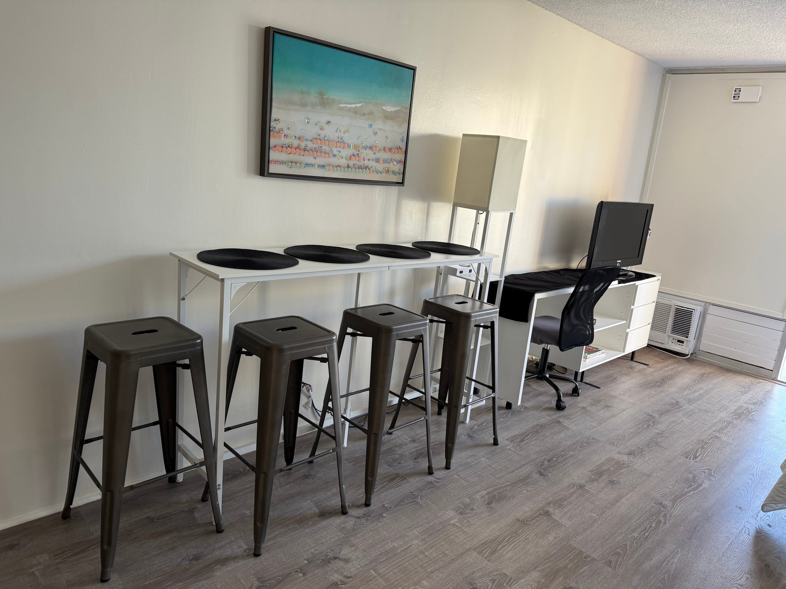 Condo in Honolulu · ★4.84 · 1 bedroom · 3 beds · 1 private bath - Image 23
