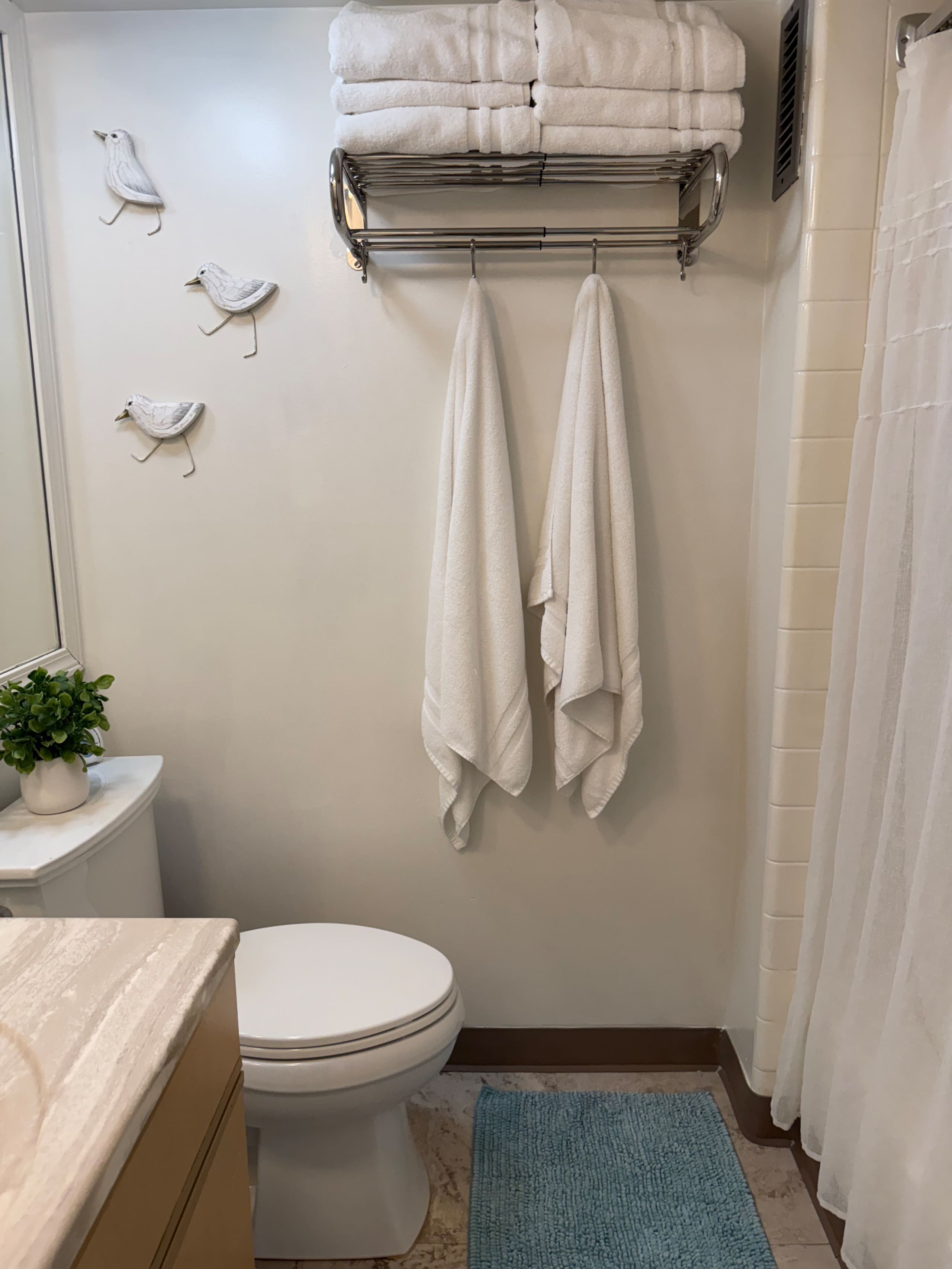 Condo in Honolulu · ★4.84 · 1 bedroom · 3 beds · 1 private bath - Image 41