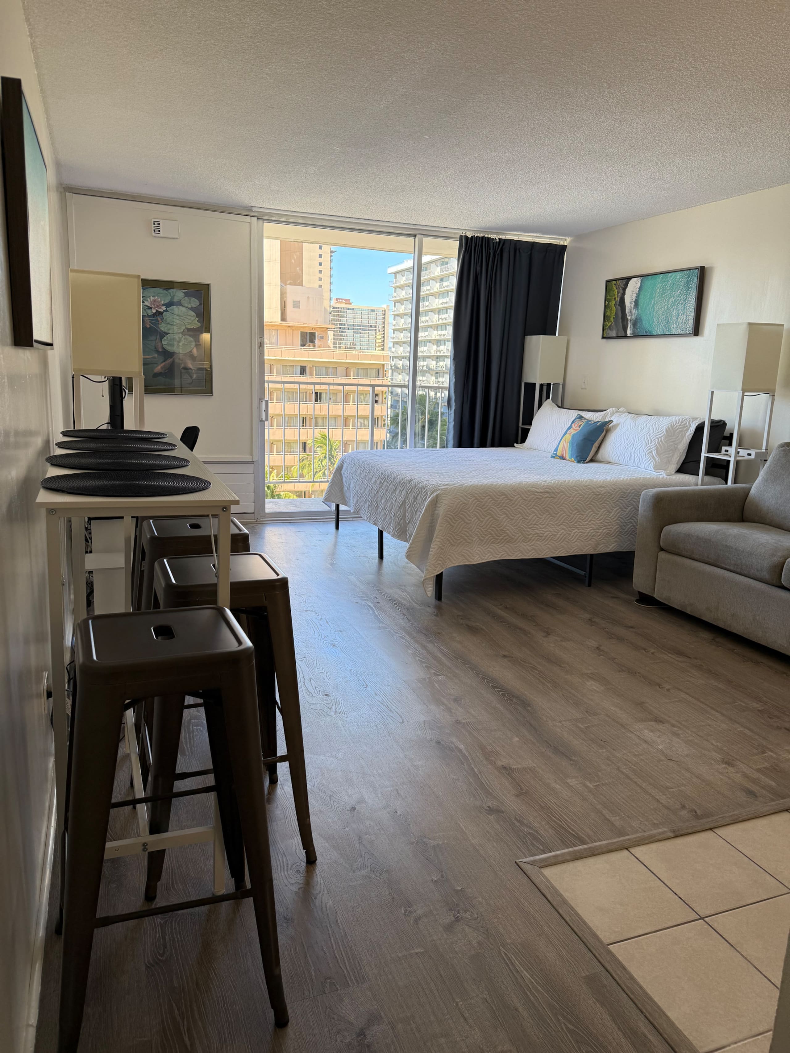 Condo in Honolulu · ★4.84 · 1 bedroom · 3 beds · 1 private bath - Image 3