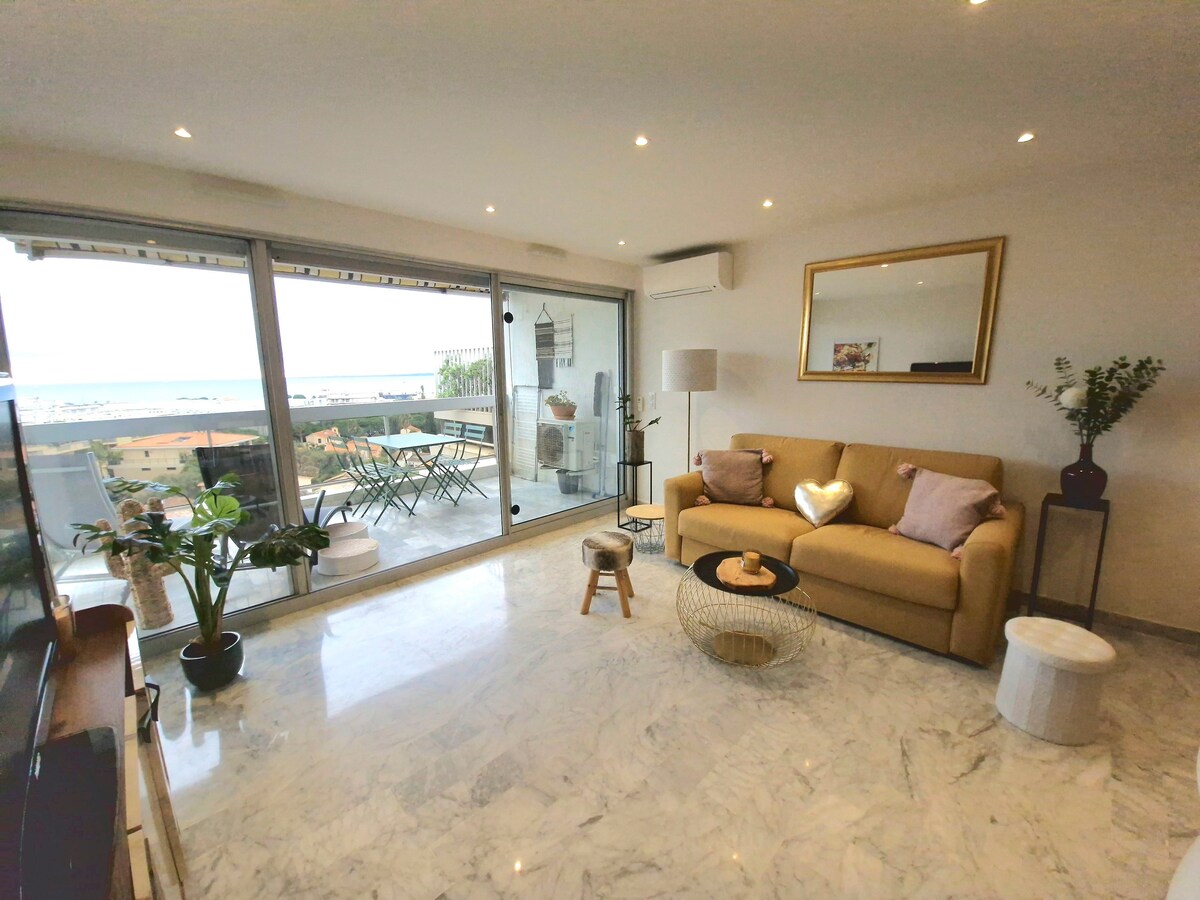 Annonce Airbnb populaire: Sunny and cosy sea view studio à Antibes