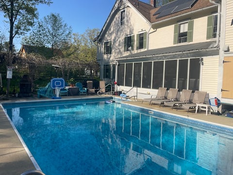 Henniker Haven Carriage House-Stroll to Town, Pool