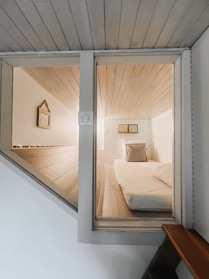 Bonita alcoba que hace las delicias de niños y mayores para una cama atípica y acogedora. 
