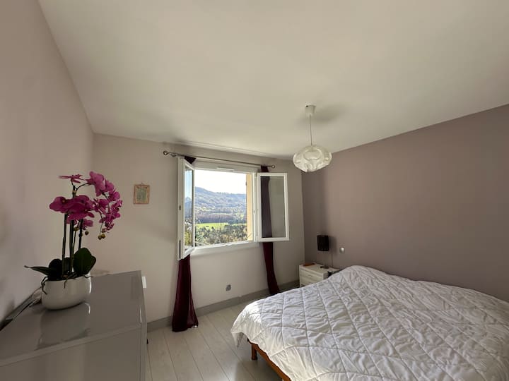 Large master bedroom with wardrobe and dresser, bed with double mattress and electric control to raise the legs. Baby bed. 