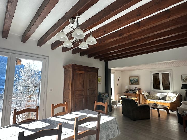 A living room as bright in winter as in summer, where it is good to meet 