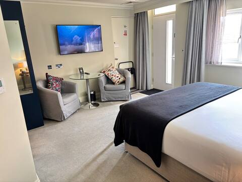 Successful Airbnb property: Stunning Barn Conversion near Woking in Guildford