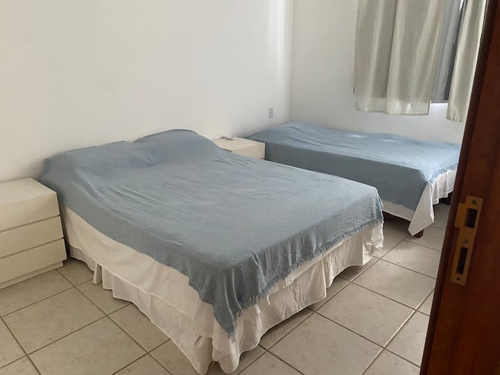 Apartman 2. S 3 jednostruka kreveta, ventilatorom i klima-uređajem.