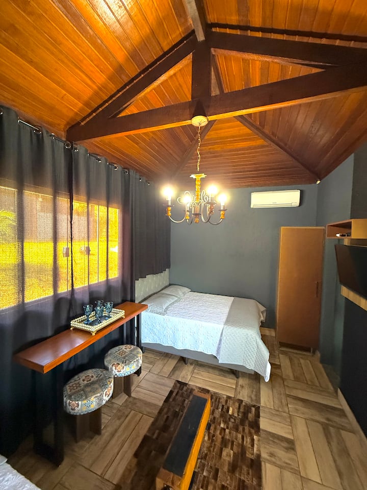 Super suite com TV a cabo, internet, ar condicionado. ♥️