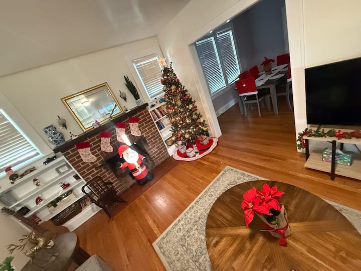 Avon House | Bright Large Family Home - Charlottesville, VA