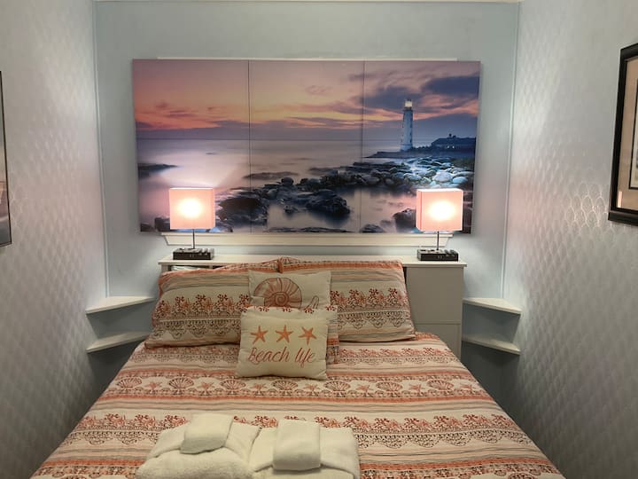 ראש המיטה של כוננית הספרים לאחסון בשפע. מיטת קווין סייז עם מזרן ספוג בגודל 12אינץ ', כיסוי למזרן ספוג בגודל 3אינץ 'וכיסוי מזרן בד בגודל 2אינץ '. מנורות ניתנות לעמעום עם יציאות USB ושקעי מיזוג אוויר. 11אינץ 'באחסון מתחת למיטה למזוודות. 