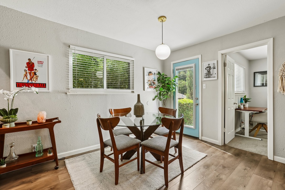 Beautiful Bungalow with HOT TUB! Clean & Cozy