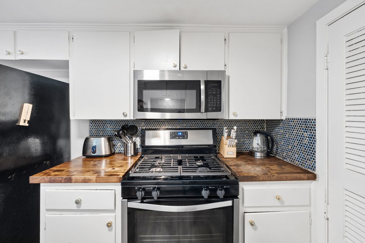 Beautiful Bungalow with HOT TUB! Clean & Cozy