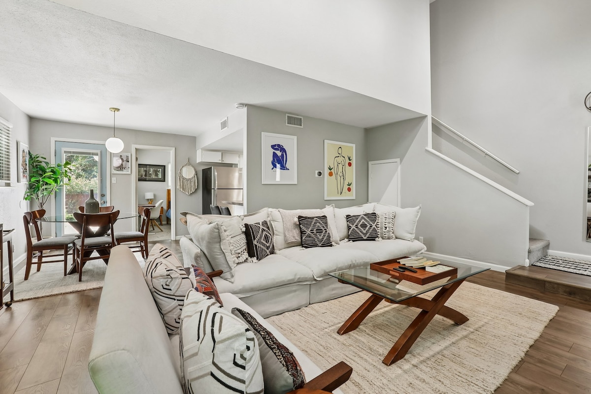Beautiful Bungalow with HOT TUB! Clean & Cozy