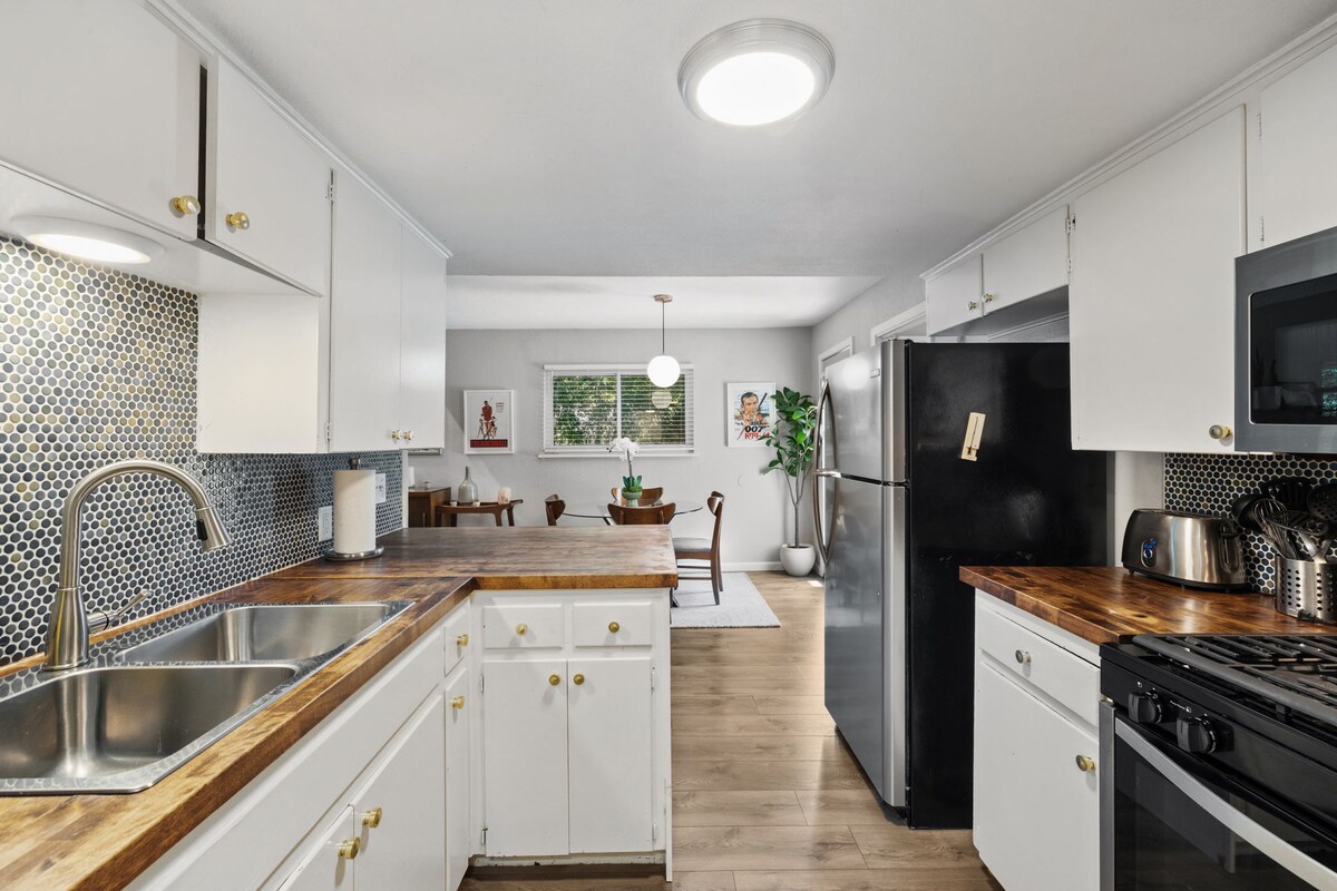 Beautiful Bungalow with HOT TUB! Clean & Cozy