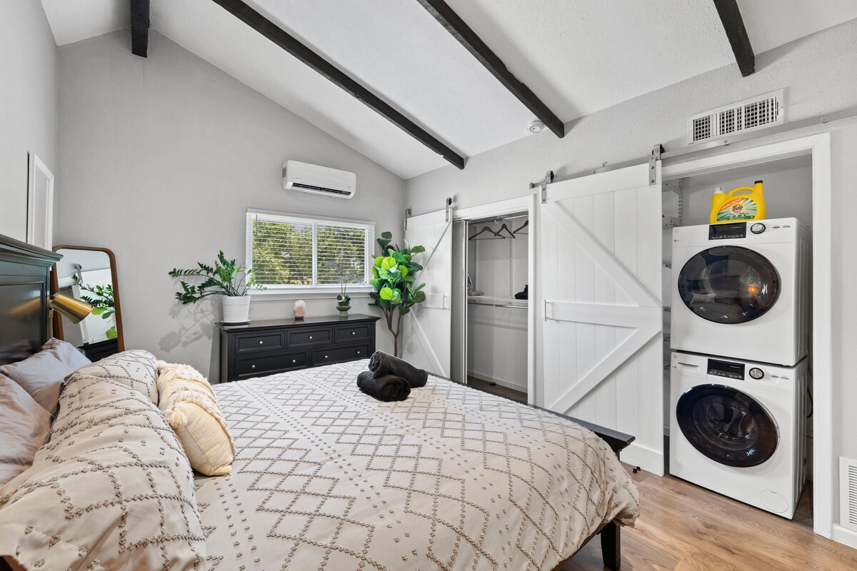 Beautiful Bungalow with HOT TUB! Clean & Cozy