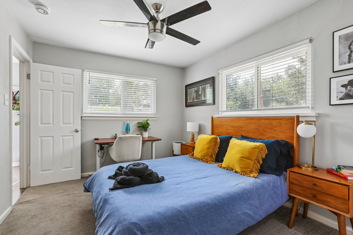 Beautiful Bungalow with HOT TUB! Clean & Cozy