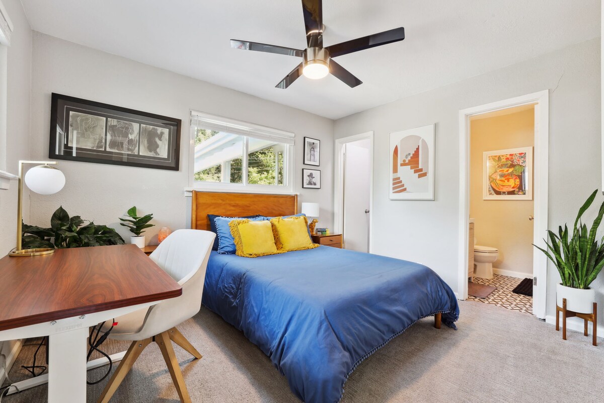 Beautiful Bungalow with HOT TUB! Clean & Cozy