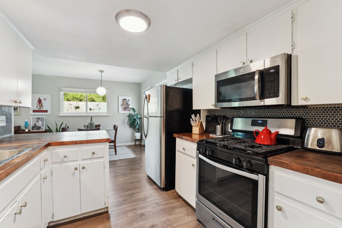 Beautiful Bungalow with HOT TUB! Clean & Cozy