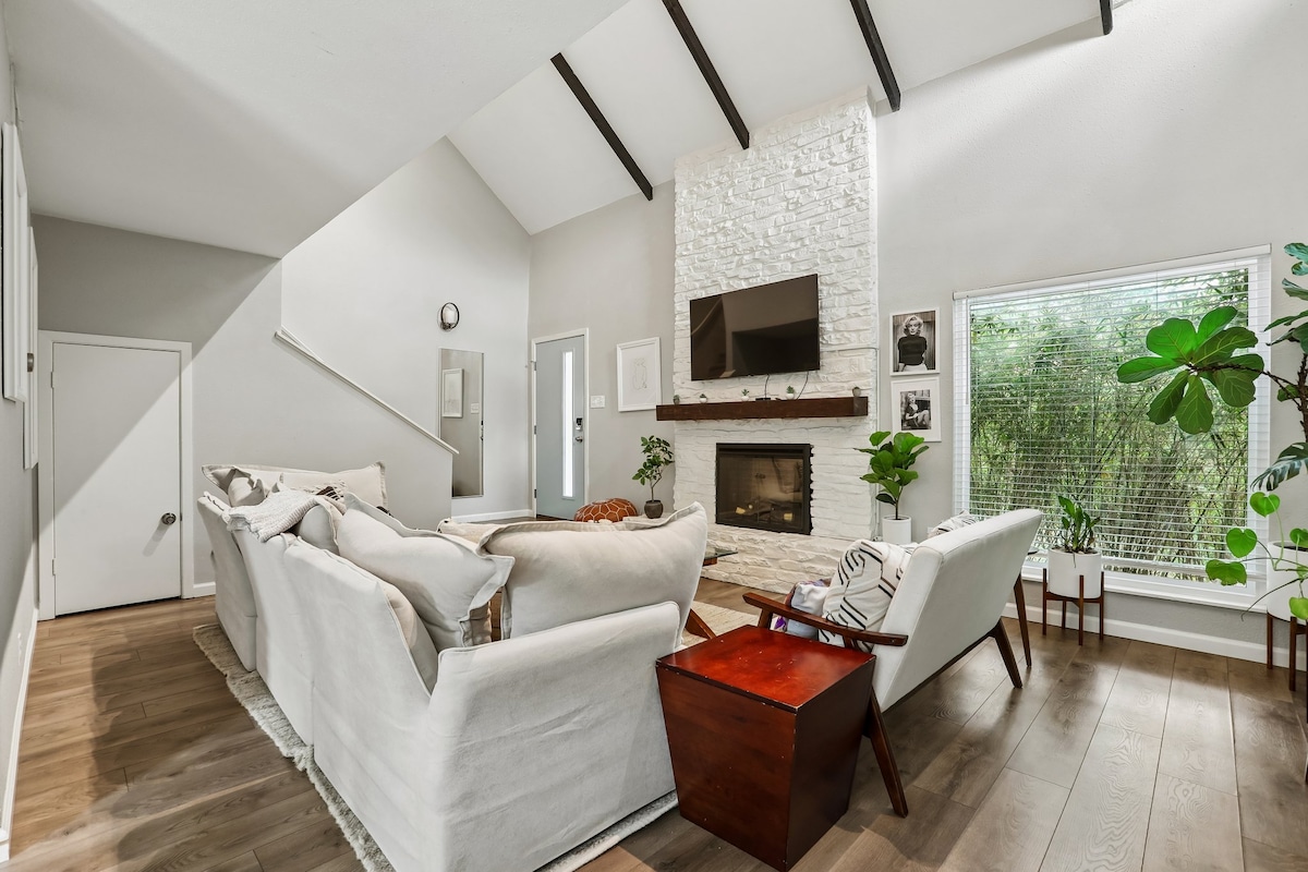 Beautiful Bungalow with HOT TUB! Clean & Cozy