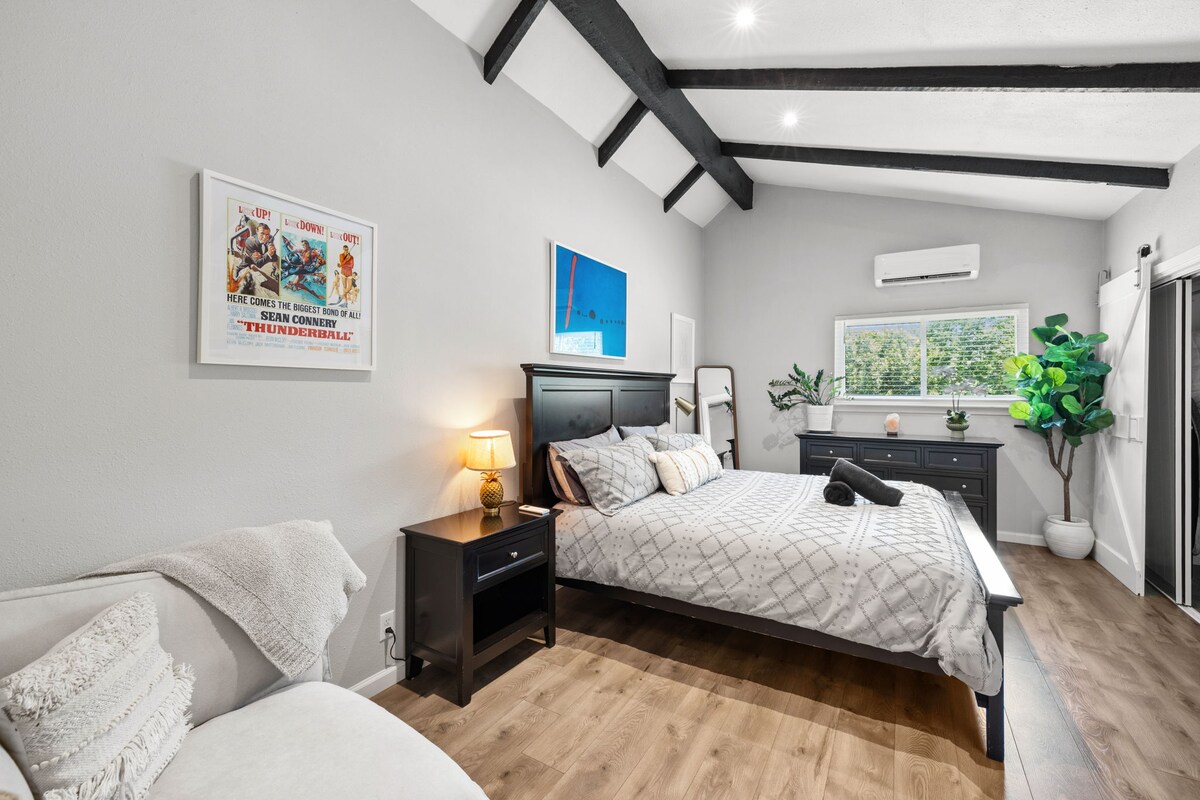 Beautiful Bungalow with HOT TUB! Clean & Cozy