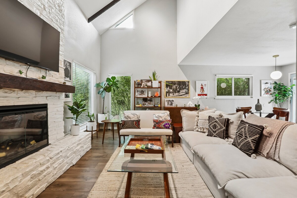 Beautiful Bungalow with HOT TUB! Clean & Cozy