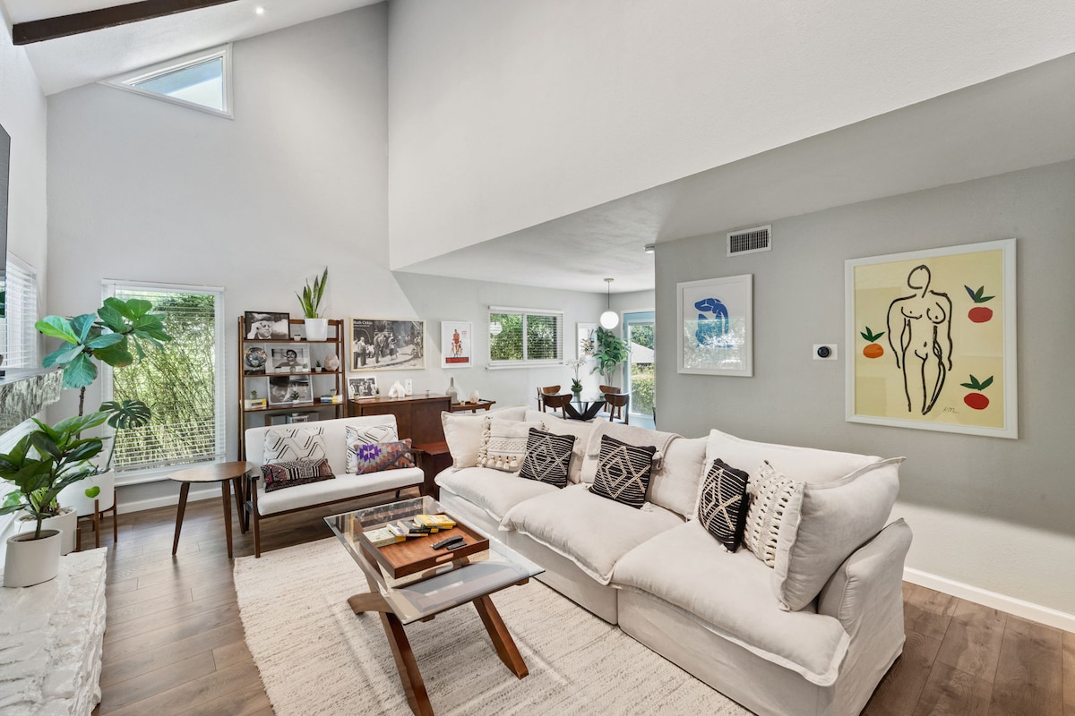Beautiful Bungalow with HOT TUB! Clean & Cozy