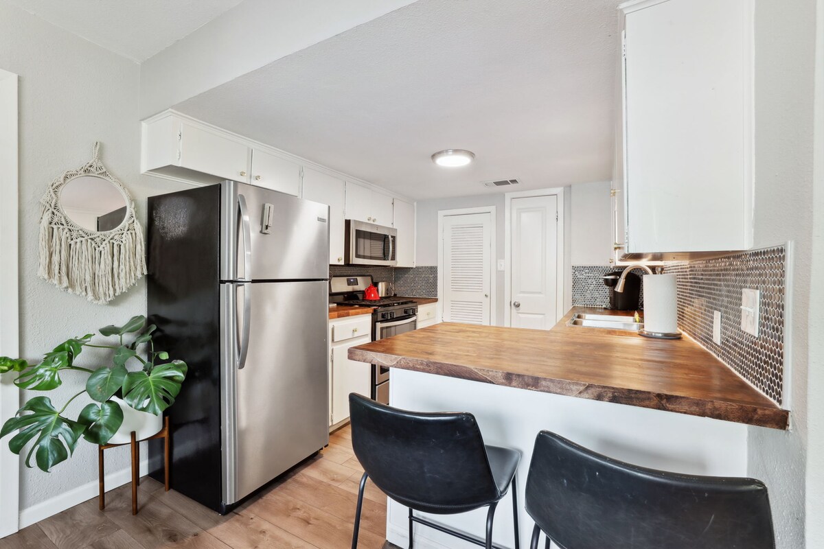 Beautiful Bungalow with HOT TUB! Clean & Cozy