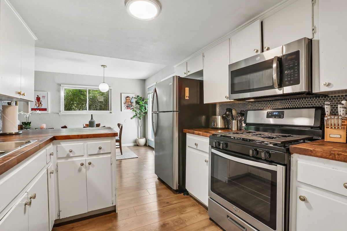 Beautiful Bungalow with HOT TUB! Clean & Cozy