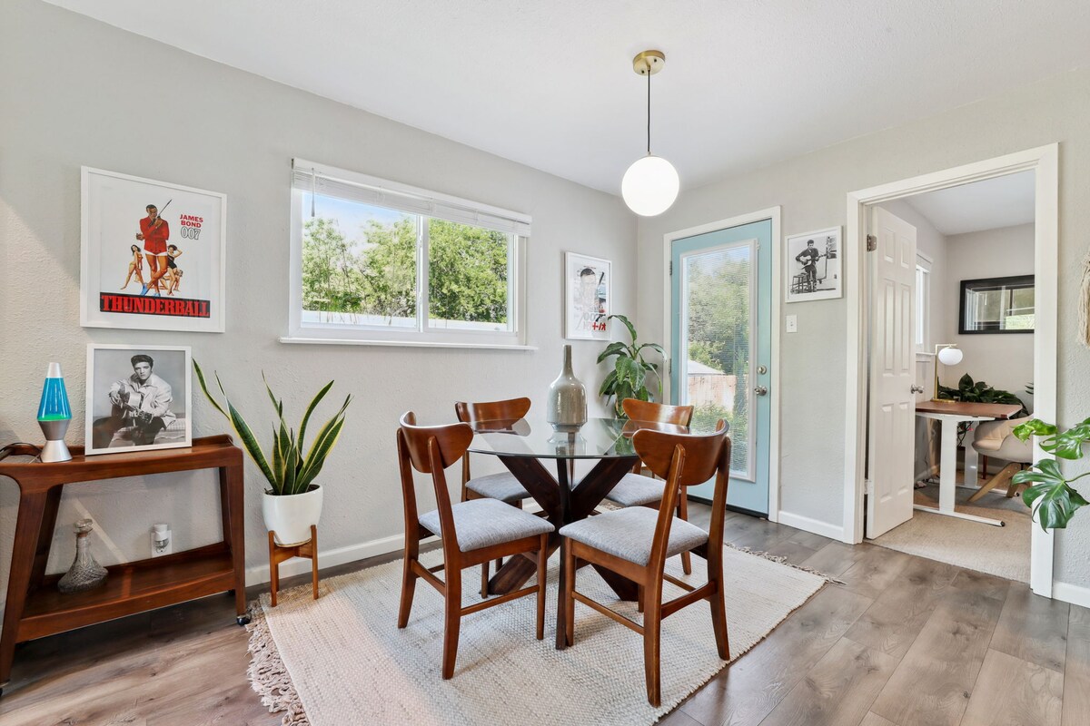Beautiful Bungalow with HOT TUB! Clean & Cozy
