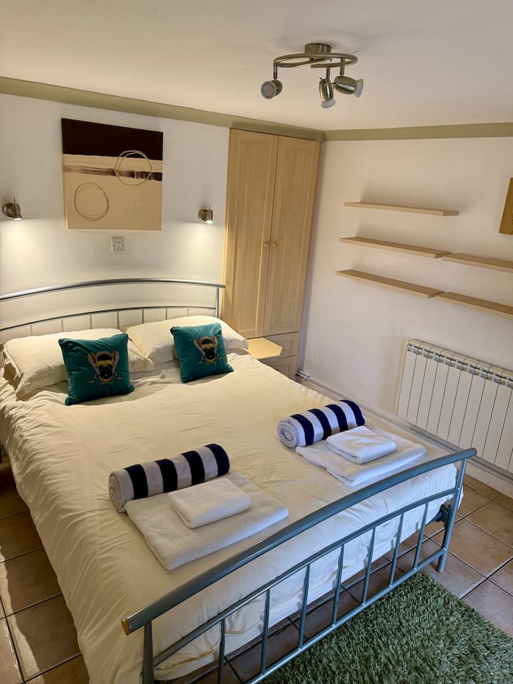 一楼加大双人床卧室，可通往露台