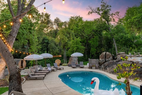 Modern Creekside Retreat (Hot Tub, Pool & Sauna)