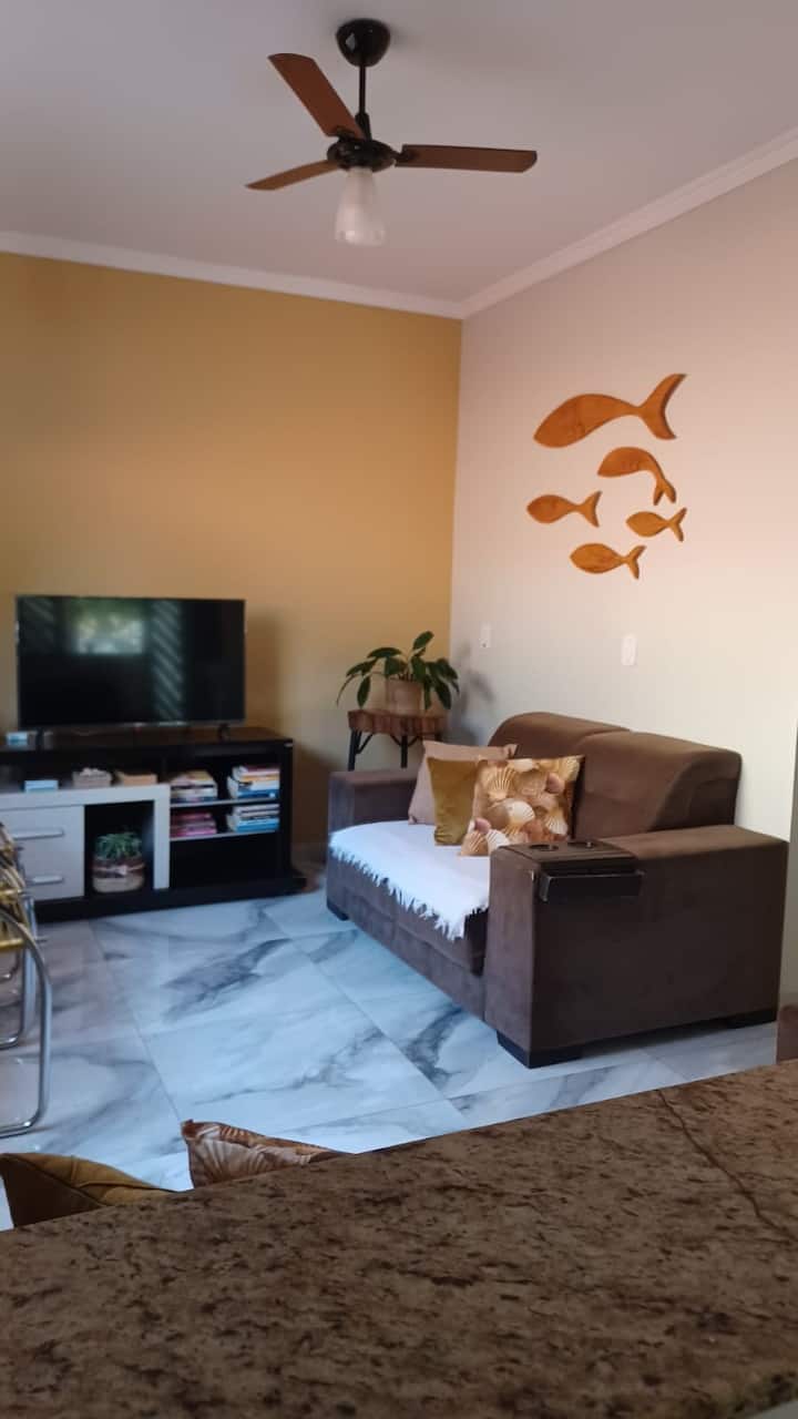 Dhomë ndenjjeje me televizor inteligjent, libra, lojëra, internet 200 Mbps dhe një divan-krevat për të parë televizor, për të lexuar ose për t'u çlodhur.