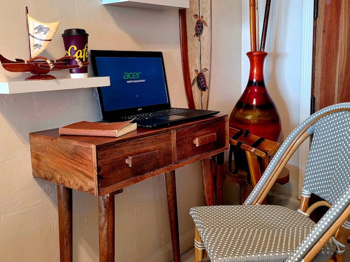 A nice work station for getting caught up while away.